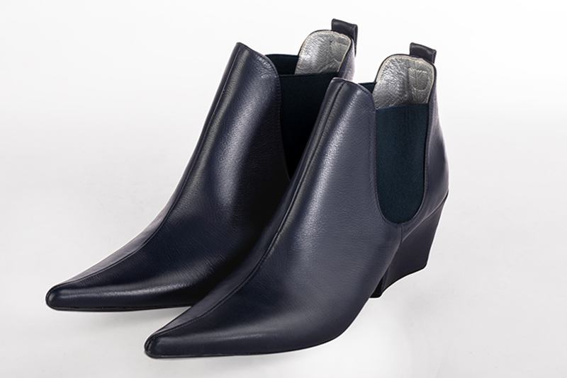 Women's navy blue elegant Chelsea ankle boots, with side elastics. Pointed toe. Medium block heels - Front view